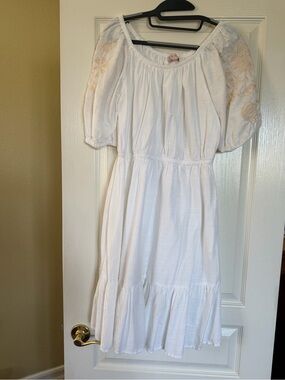 White Knox Rose Puff Sleeve Summer Dress with sleeve detail